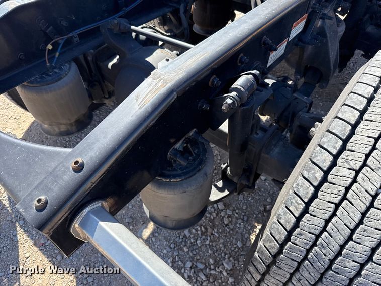 image for item ES5868 2022 Freightliner Cascadia 126 semi truck