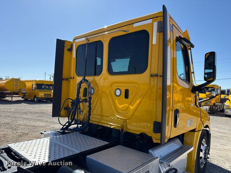 image for item ES5868 2022 Freightliner Cascadia 126 semi truck