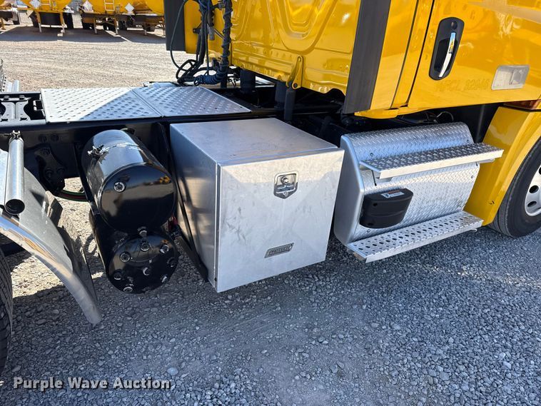 image for item ES5868 2022 Freightliner Cascadia 126 semi truck