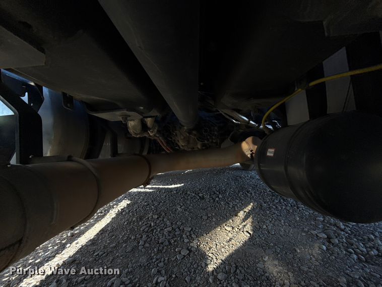 image for item ES5868 2022 Freightliner Cascadia 126 semi truck