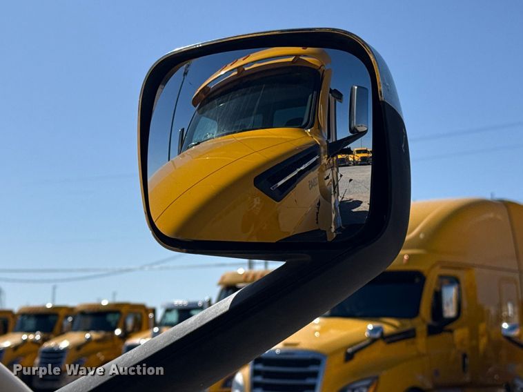 image for item ES5868 2022 Freightliner Cascadia 126 semi truck