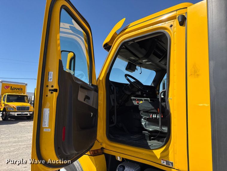 image for item ES5868 2022 Freightliner Cascadia 126 semi truck