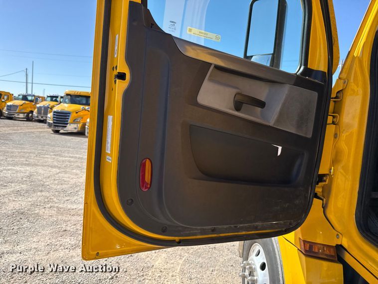 image for item ES5868 2022 Freightliner Cascadia 126 semi truck