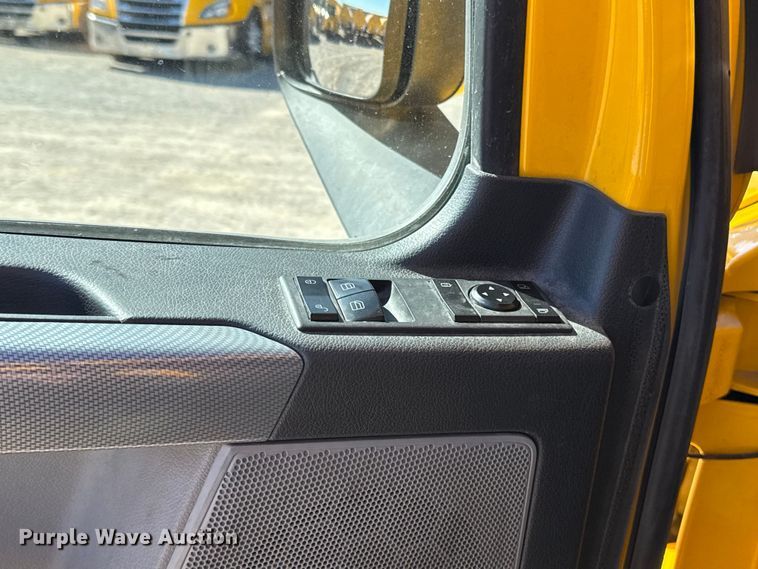 image for item ES5868 2022 Freightliner Cascadia 126 semi truck