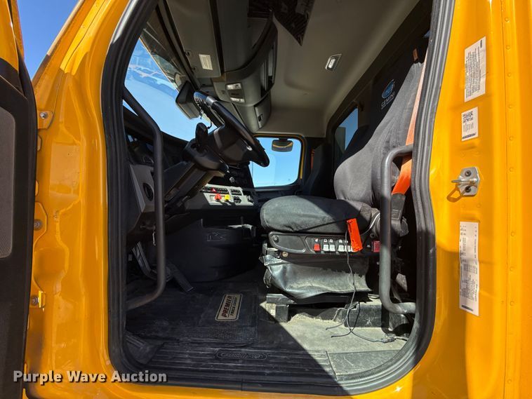 image for item ES5868 2022 Freightliner Cascadia 126 semi truck