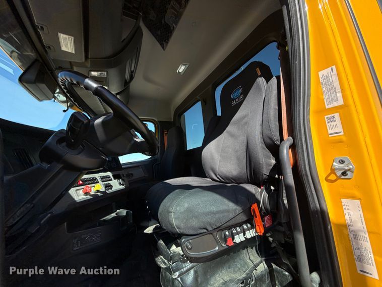 image for item ES5868 2022 Freightliner Cascadia 126 semi truck