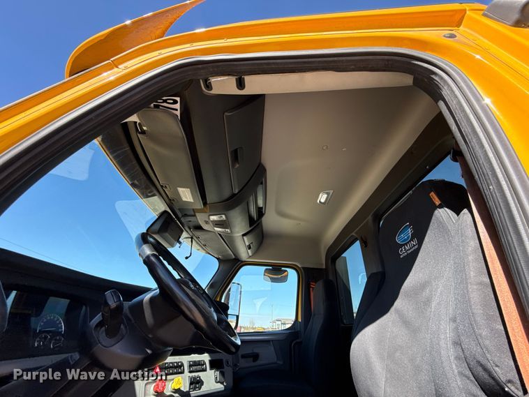 image for item ES5868 2022 Freightliner Cascadia 126 semi truck