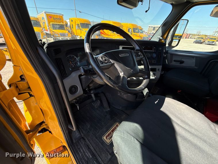 image for item ES5868 2022 Freightliner Cascadia 126 semi truck