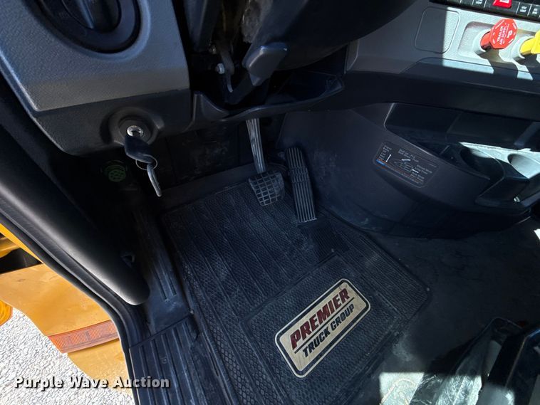 image for item ES5868 2022 Freightliner Cascadia 126 semi truck