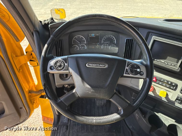 image for item ES5868 2022 Freightliner Cascadia 126 semi truck