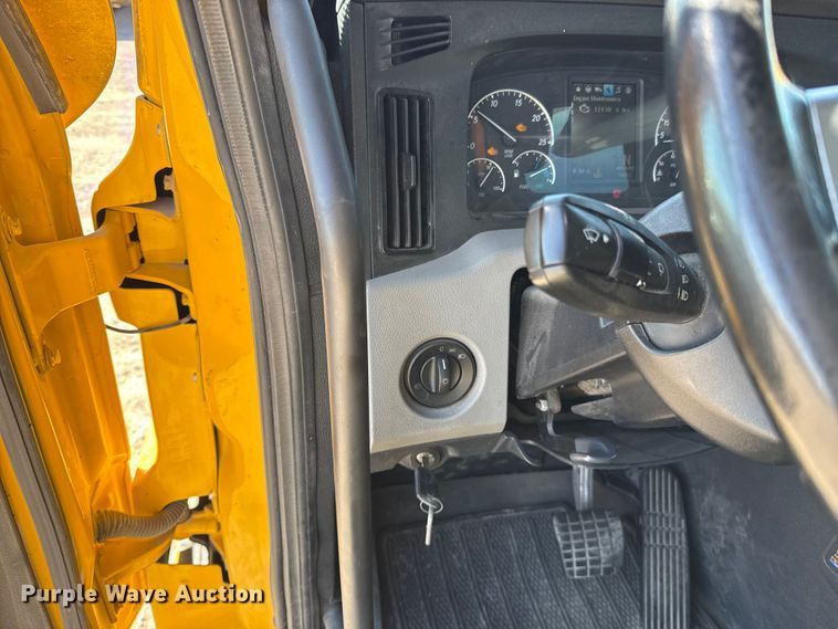 image for item ES5868 2022 Freightliner Cascadia 126 semi truck