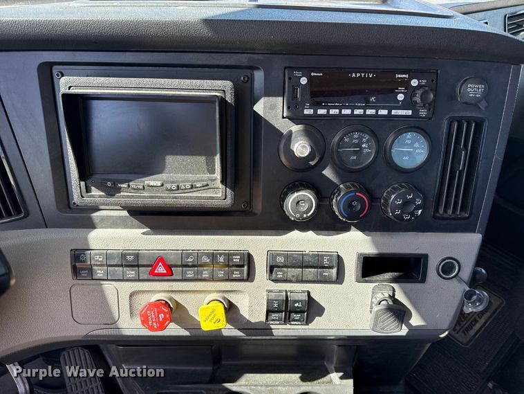 image for item ES5868 2022 Freightliner Cascadia 126 semi truck