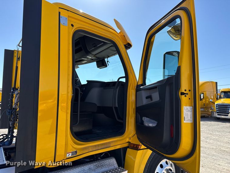 image for item ES5868 2022 Freightliner Cascadia 126 semi truck