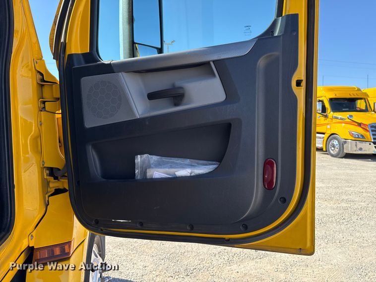 image for item ES5868 2022 Freightliner Cascadia 126 semi truck