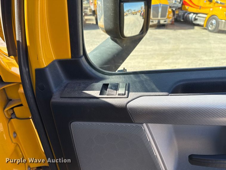 image for item ES5868 2022 Freightliner Cascadia 126 semi truck