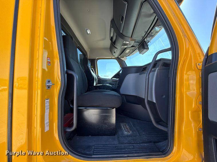 image for item ES5868 2022 Freightliner Cascadia 126 semi truck