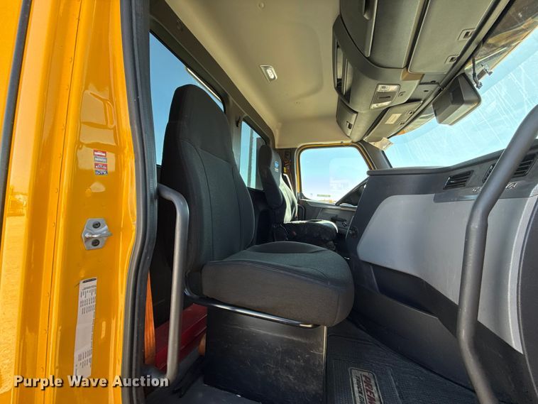 image for item ES5868 2022 Freightliner Cascadia 126 semi truck