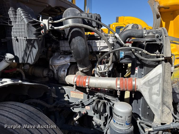 image for item ES5868 2022 Freightliner Cascadia 126 semi truck