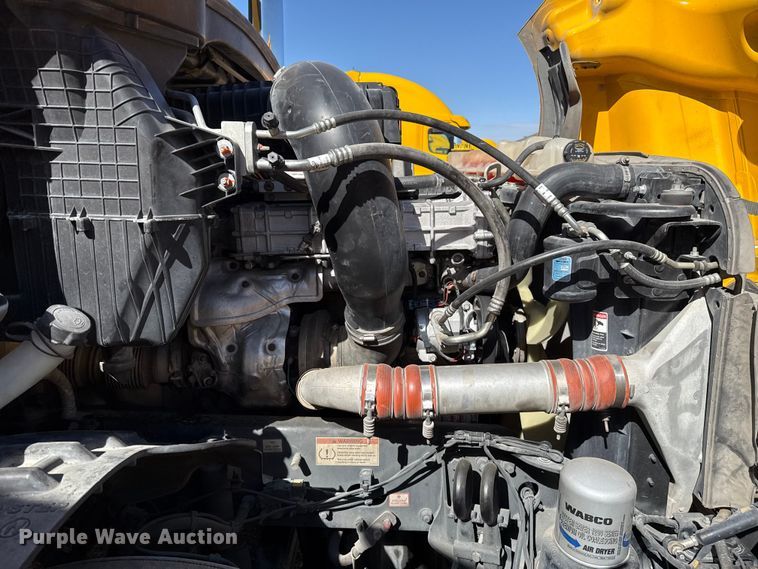 image for item ES5868 2022 Freightliner Cascadia 126 semi truck