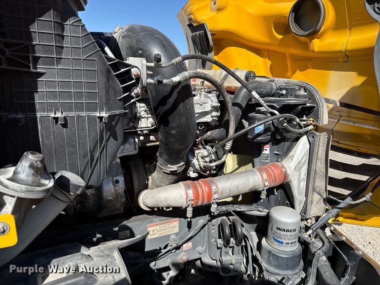 image for item ES5868 2022 Freightliner Cascadia 126 semi truck