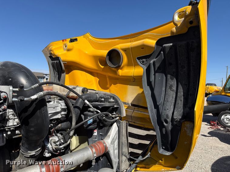 image for item ES5868 2022 Freightliner Cascadia 126 semi truck