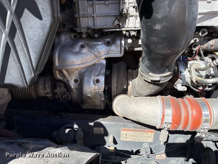 image for item ES5868 2022 Freightliner Cascadia 126 semi truck