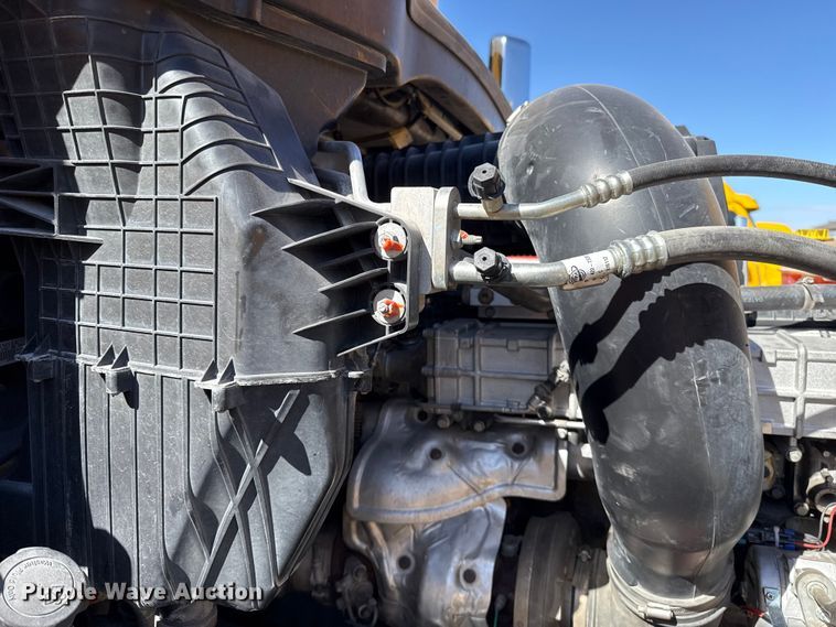 image for item ES5868 2022 Freightliner Cascadia 126 semi truck