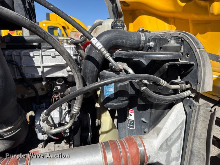 image for item ES5868 2022 Freightliner Cascadia 126 semi truck