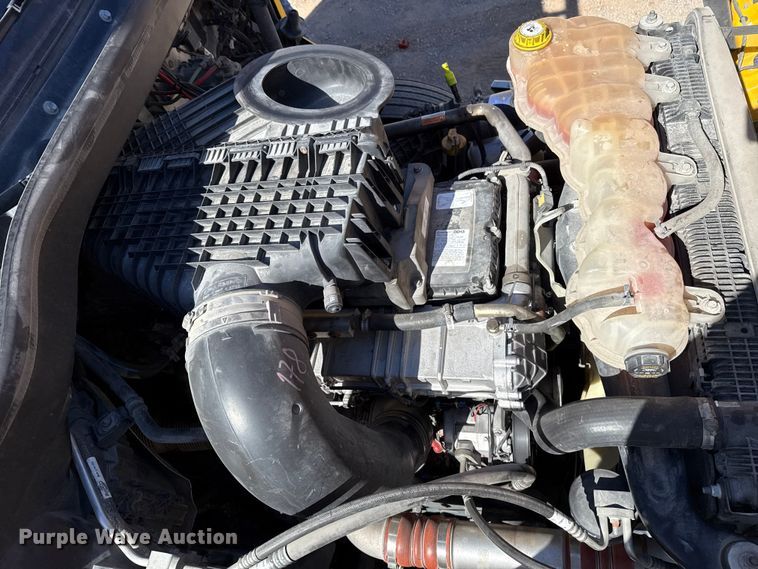 image for item ES5868 2022 Freightliner Cascadia 126 semi truck