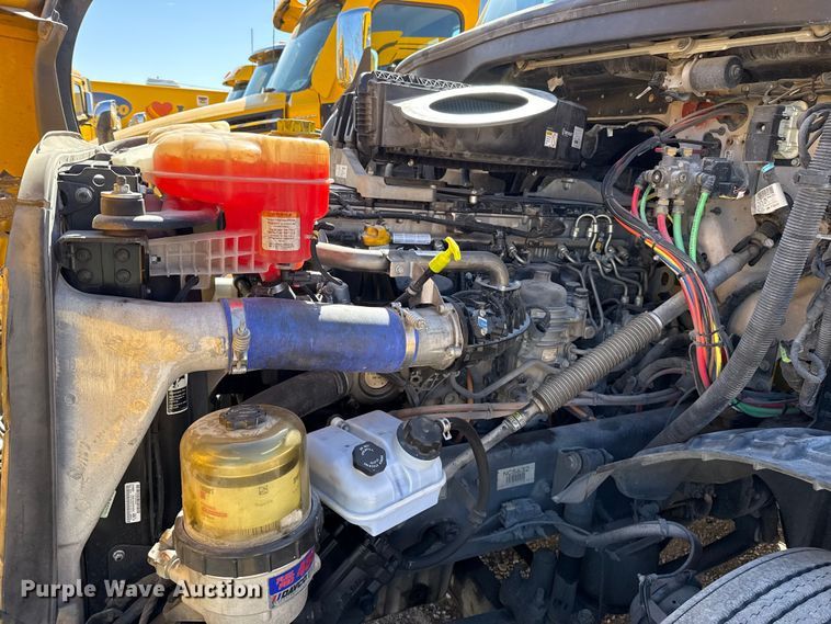 image for item ES5868 2022 Freightliner Cascadia 126 semi truck