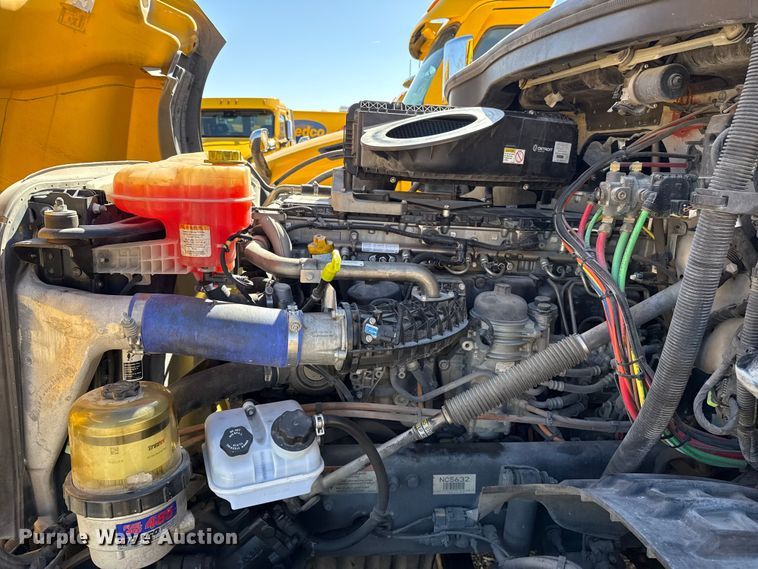 image for item ES5868 2022 Freightliner Cascadia 126 semi truck