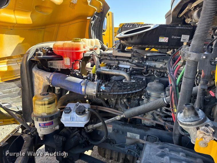 image for item ES5868 2022 Freightliner Cascadia 126 semi truck