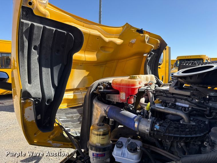 image for item ES5868 2022 Freightliner Cascadia 126 semi truck