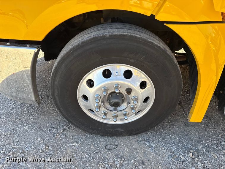 image for item ES5868 2022 Freightliner Cascadia 126 semi truck