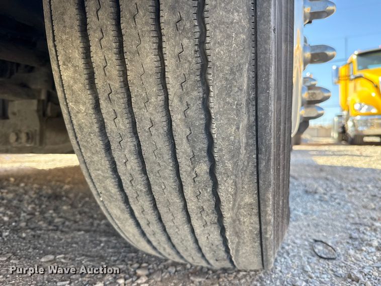 image for item ES5868 2022 Freightliner Cascadia 126 semi truck