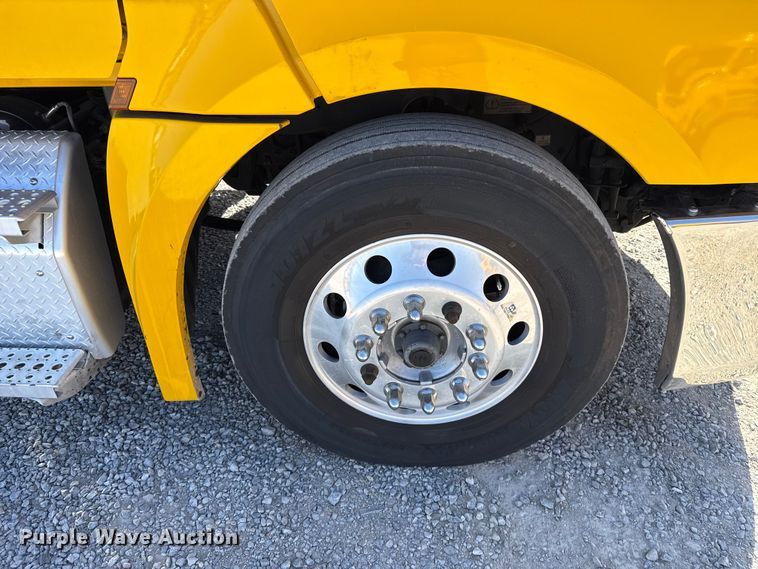 image for item ES5868 2022 Freightliner Cascadia 126 semi truck