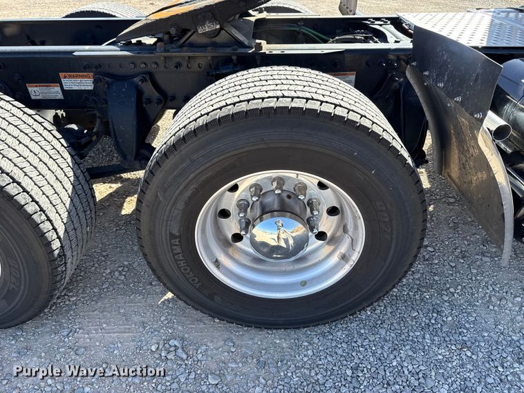 image for item ES5868 2022 Freightliner Cascadia 126 semi truck