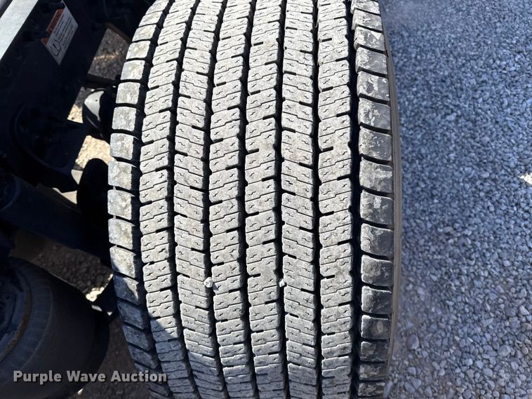 image for item ES5868 2022 Freightliner Cascadia 126 semi truck