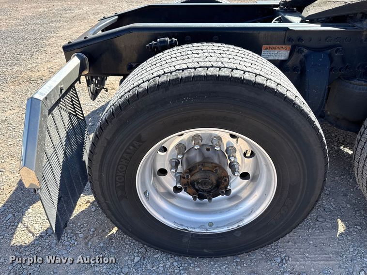 image for item ES5868 2022 Freightliner Cascadia 126 semi truck