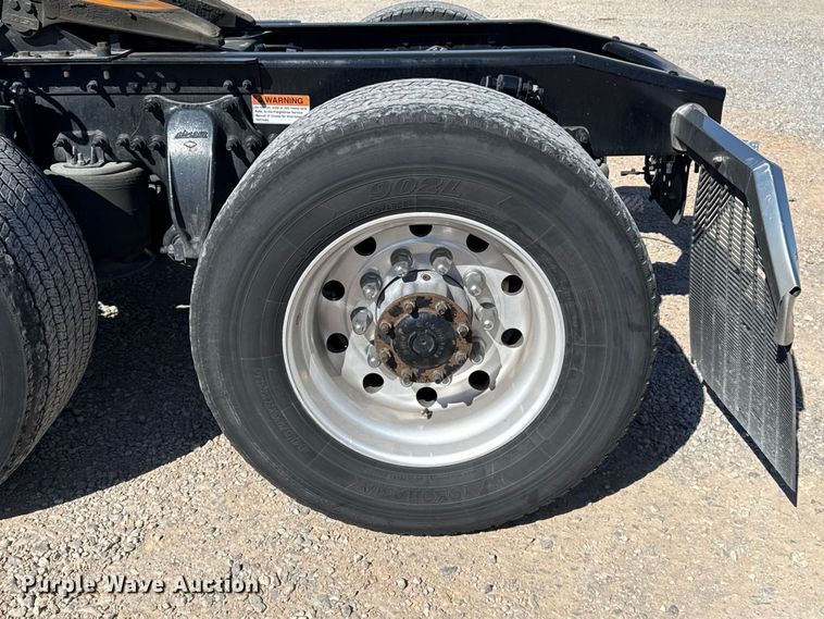 image for item ES5868 2022 Freightliner Cascadia 126 semi truck