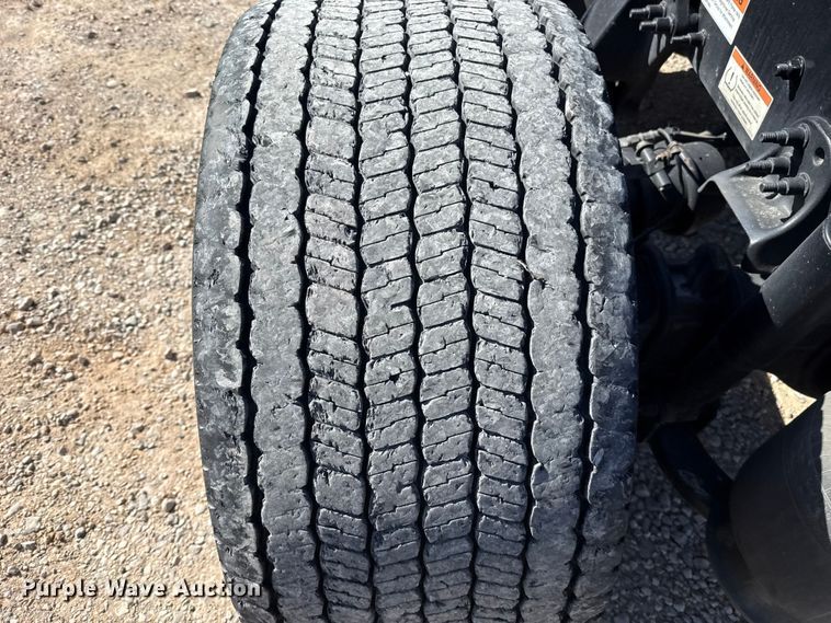 image for item ES5868 2022 Freightliner Cascadia 126 semi truck