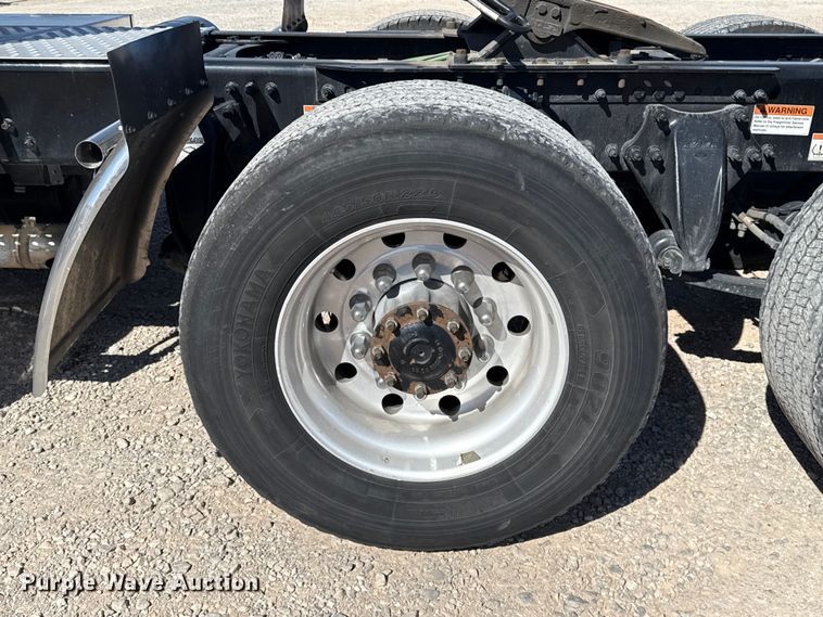 image for item ES5868 2022 Freightliner Cascadia 126 semi truck