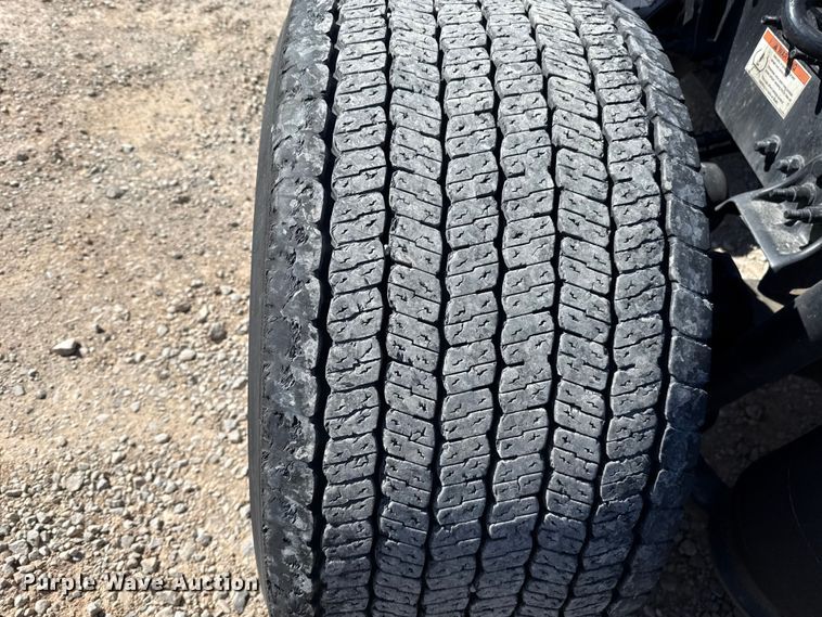 image for item ES5868 2022 Freightliner Cascadia 126 semi truck