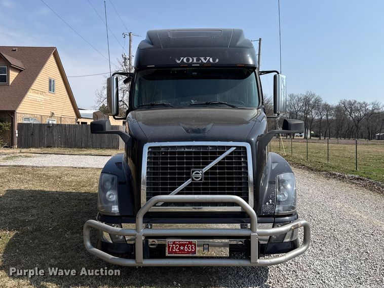 image for item ES5923 2011 Volvo VN semi truck