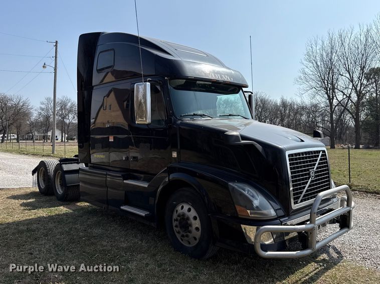 image for item ES5923 2011 Volvo VN semi truck