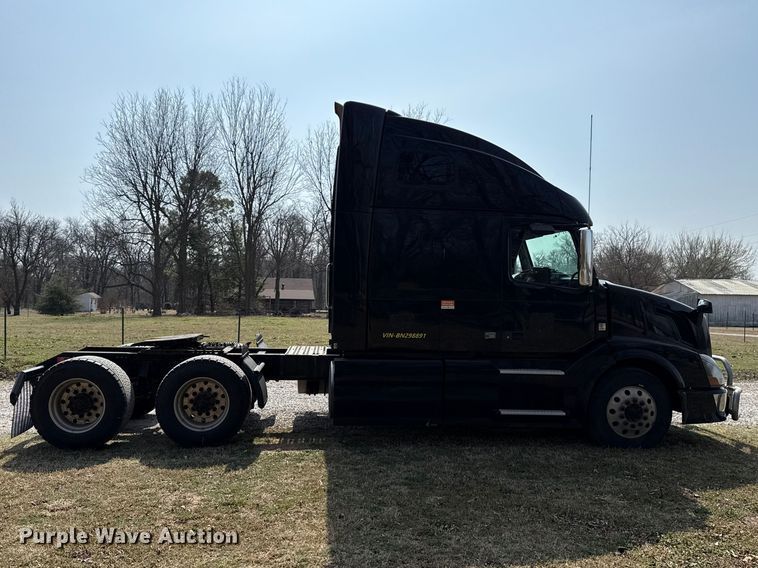 image for item ES5923 2011 Volvo VN semi truck