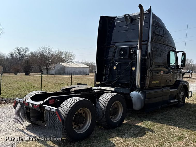 image for item ES5923 2011 Volvo VN semi truck