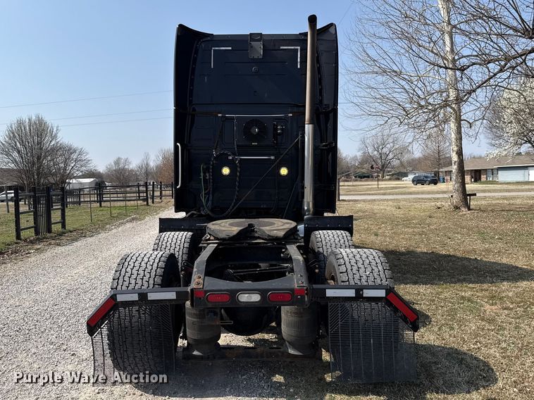 image for item ES5923 2011 Volvo VN semi truck