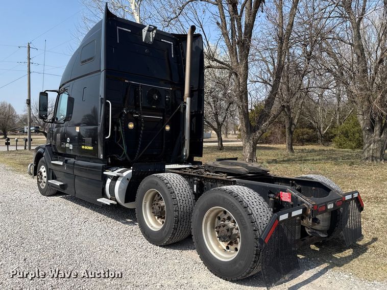 image for item ES5923 2011 Volvo VN semi truck