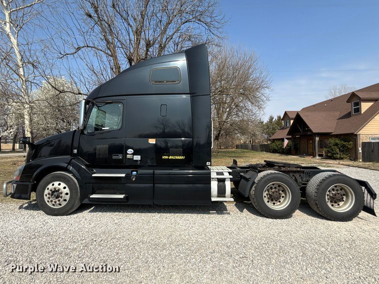 image for item ES5923 2011 Volvo VN semi truck